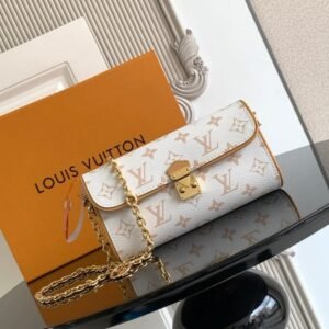 Louis Vuitton M26583 Pochette Camille