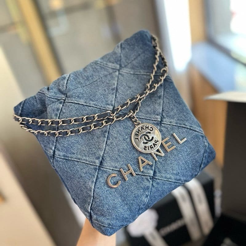 CHANEL 22 mini handbag